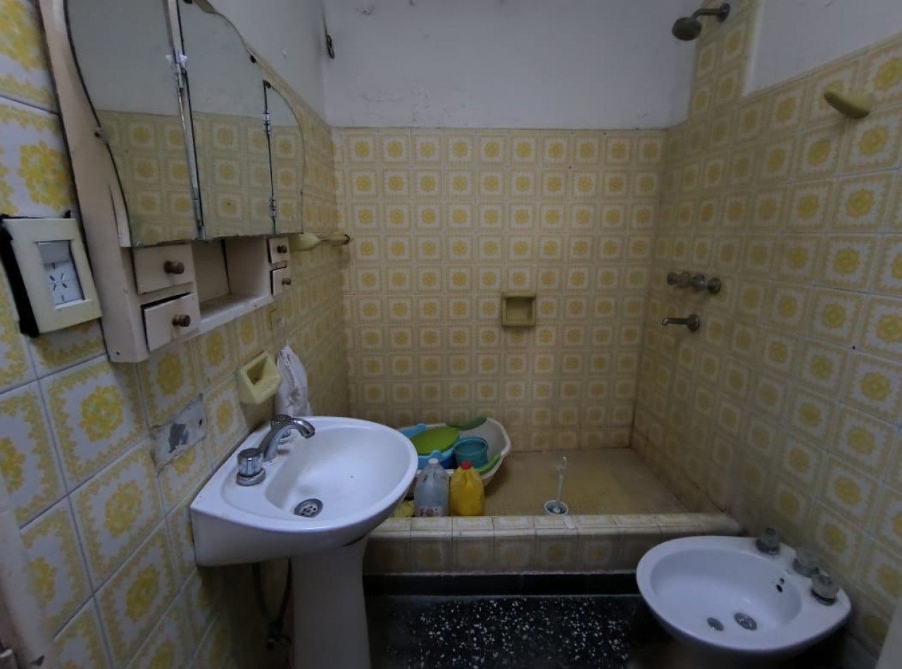 CASA 3 AMBIENTES. ESQUINA