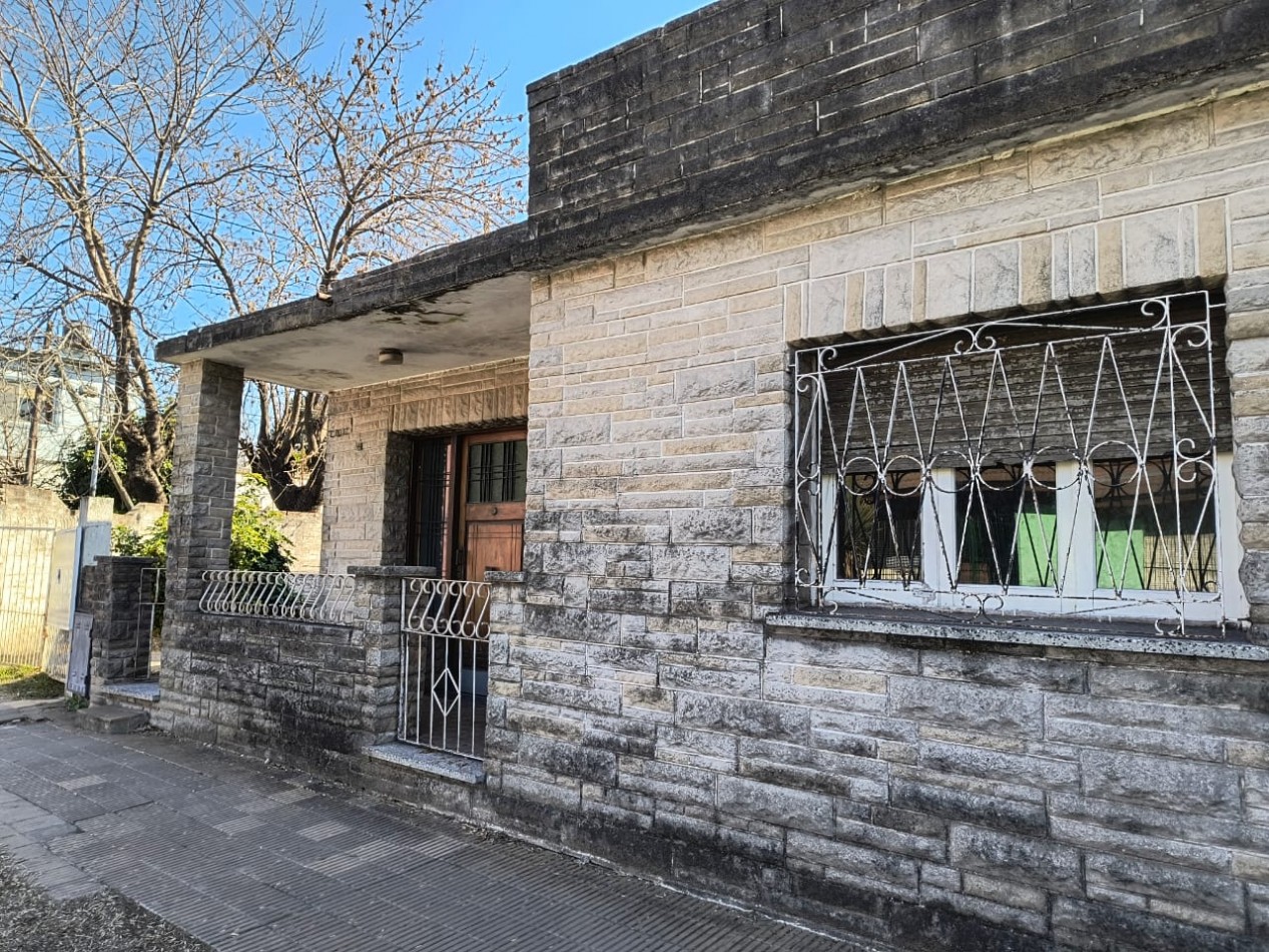 CASA 3 AMBIENTES. ESQUINA
