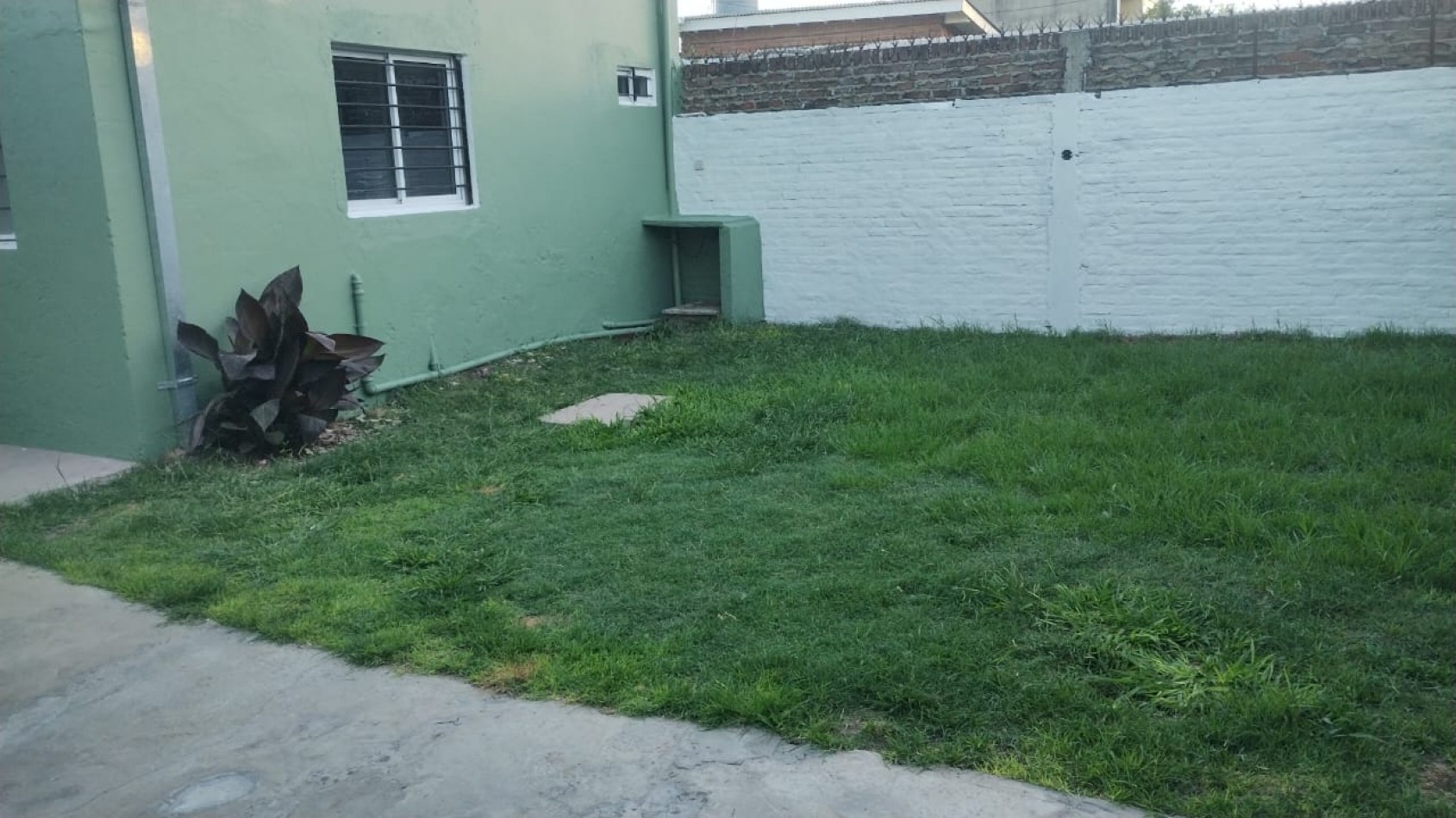 CASA AMERICANA 3 AMB. C/JARDIN Y COCHERA