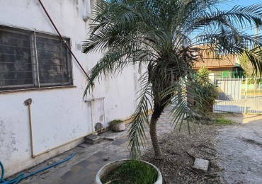 CASA 3 AMBIENTES. ESQUINA