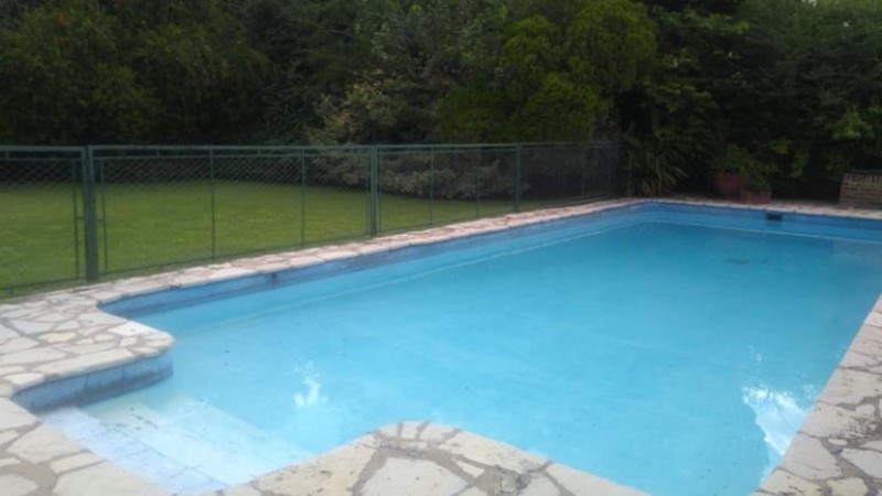 COUNTRY CUBA   EXCELENTE CHALET DE 4 AMB. C/PARQUE Y PISCINA