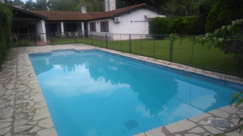 COUNTRY CUBA   EXCELENTE CHALET DE 4 AMB. C/PARQUE Y PISCINA