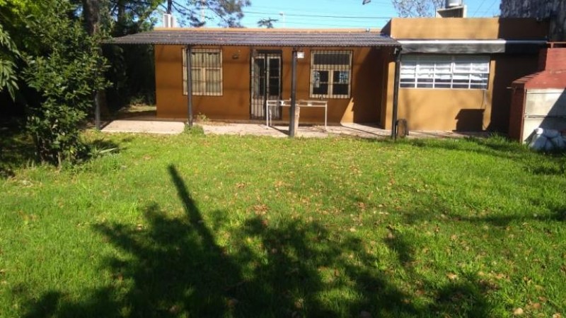 CASA AMERICANA DE 3 AMBIENTES CON PARQUE Y PISCINA. 