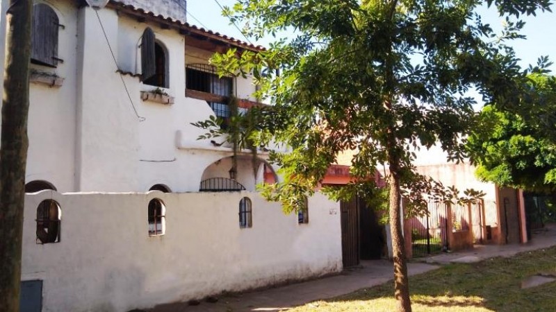 CASA ESTILO MEDITERRÁNEO DE 2 PLANTAS -5 AMBIENTES