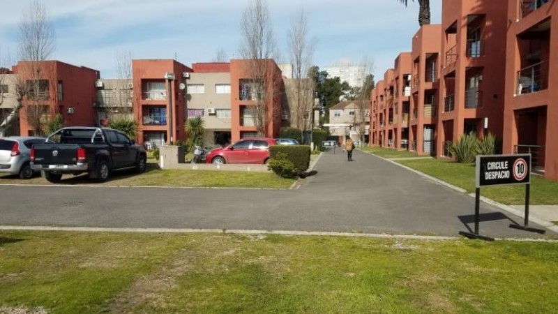 DEPARTAMENTO DE 2 AMB. EN 1ER PISO, CON COCHERA Y BALCÓN A LA PISCINA. 