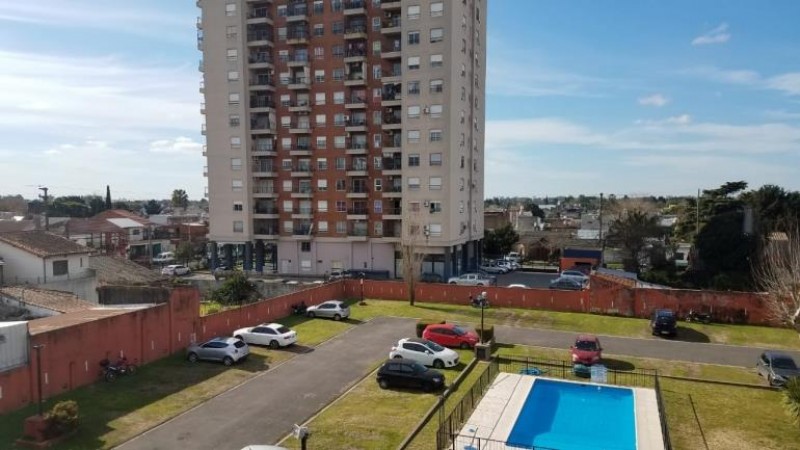 DEPARTAMENTO DE 2 AMB. EN 1ER PISO, CON COCHERA Y BALCÓN A LA PISCINA. 