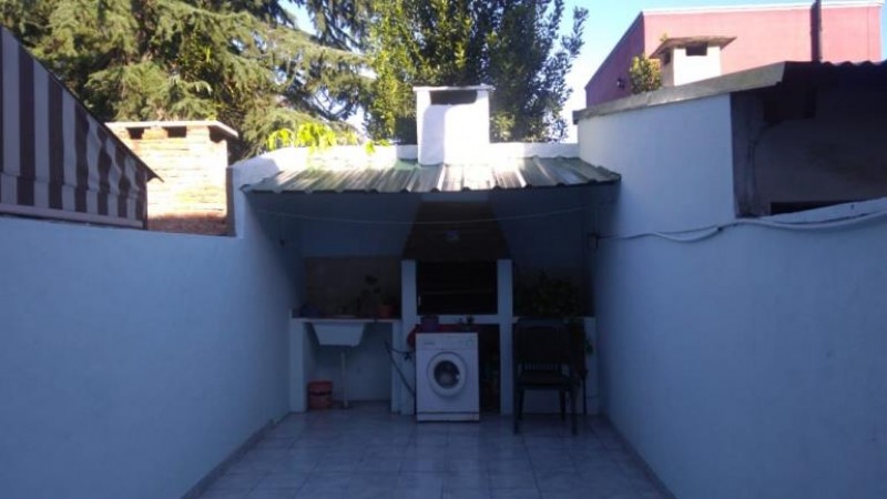 HERMOSO DUPLEX DE 3 AMBIENTES CON PATIO Y COCHERA.