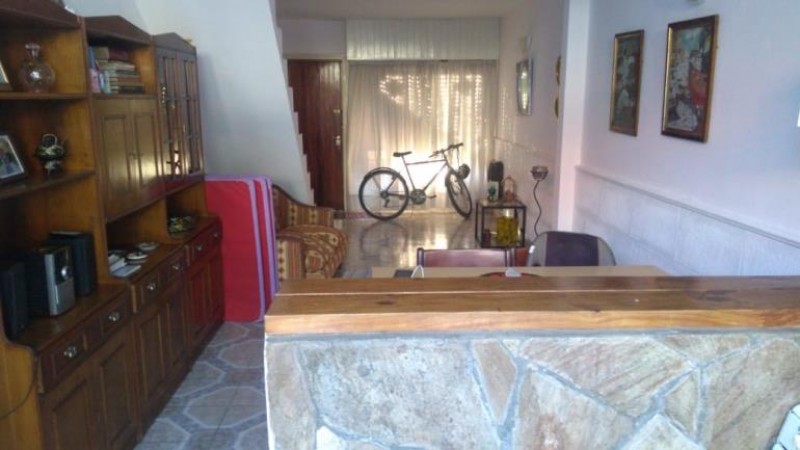 HERMOSO DUPLEX DE 3 AMBIENTES CON PATIO Y COCHERA.