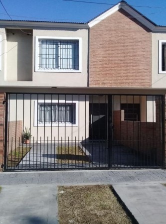 DUPLEX AMPLIO A ESTRENAR CON ENTRADA DE VEHICULO.