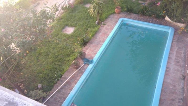 PROPIEDAD DE DOS PLANTAS 4 AMBIENTES CON PISCINA