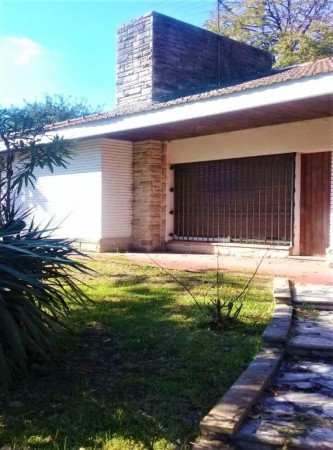 EXCELENTE CHALET DE 4 AMB. CON PARQUE