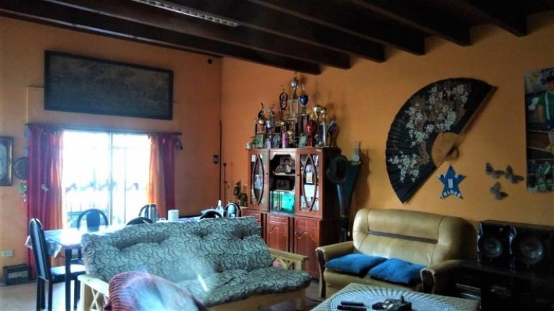 OPORTUNIDAD!!! CHALET DE 5 AMB. CON COCHERA/ FONDO LIBRE.