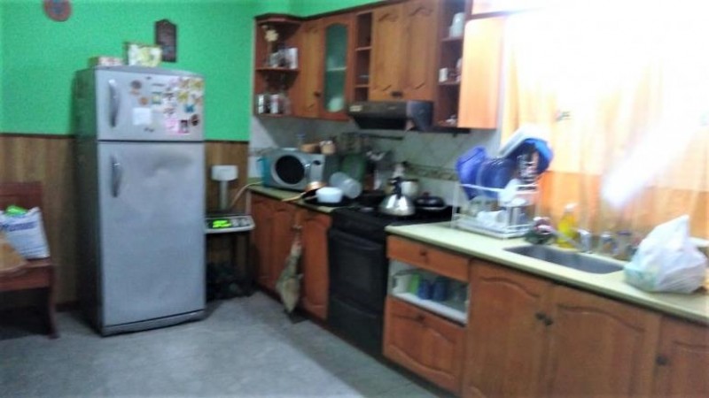 OPORTUNIDAD!!! CHALET DE 5 AMB. CON COCHERA/ FONDO LIBRE.