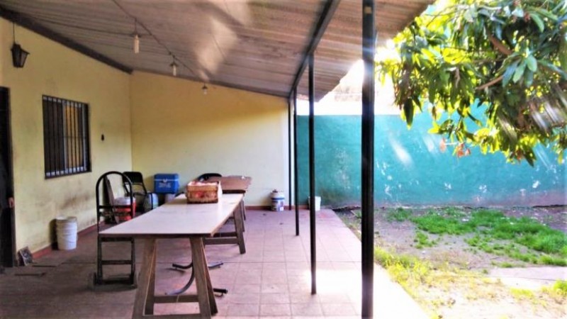 OPORTUNIDAD!!! CHALET DE 5 AMB. CON COCHERA/ FONDO LIBRE.