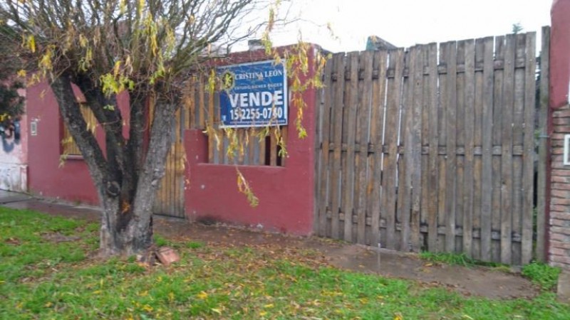 PROPIEDAD DE 3 AMB. A REFACCIONAR C/ ENTRADA VEHICULO / FONDO LIBRE