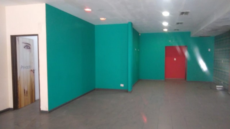 LOCAL 230 M2. S/ AV. PTE PERON