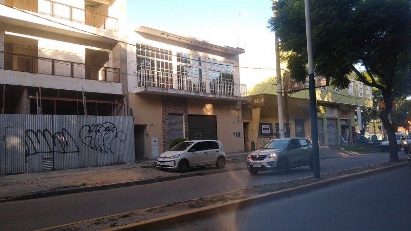 LOCAL 230 M2. S/ AV. PTE PERON