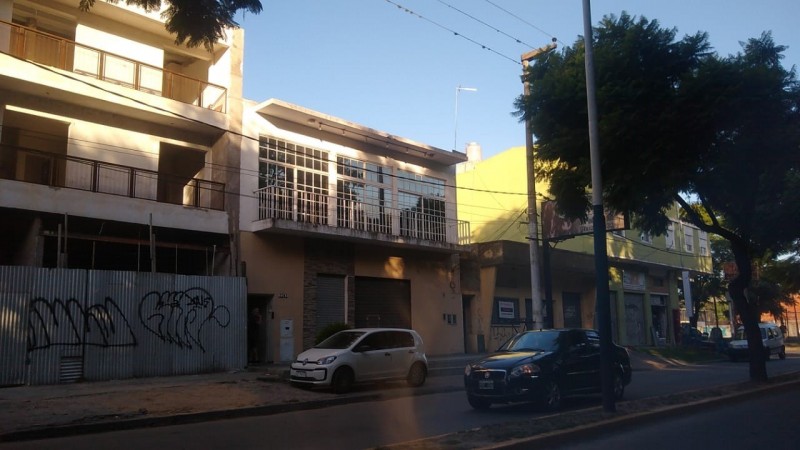 LOCAL 230 M2. S/ AV. PTE PERON