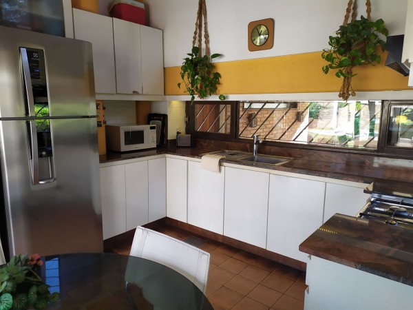 HERMOSO CHALET  5 AMB. PISCINA/PARQUE  (BARRIO LOS NOGALES)