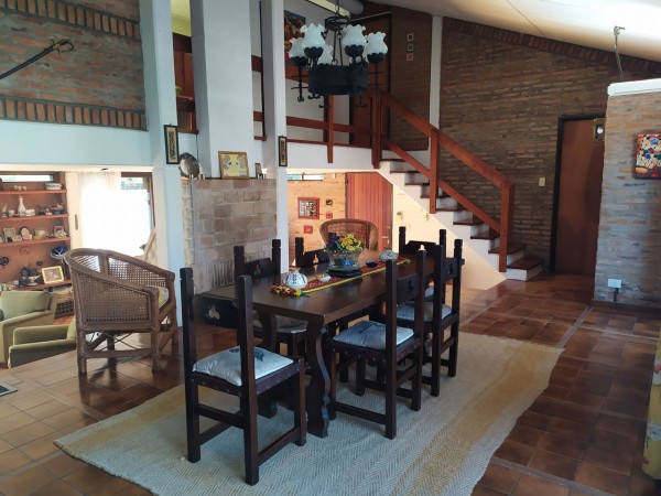 HERMOSO CHALET  5 AMB. PISCINA/PARQUE  (BARRIO LOS NOGALES)