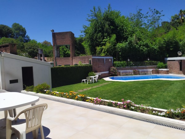 HERMOSO CHALET  5 AMB. PISCINA/PARQUE  (BARRIO LOS NOGALES)