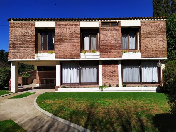 HERMOSO CHALET  5 AMB. PISCINA/PARQUE  (BARRIO LOS NOGALES)