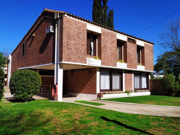 HERMOSO CHALET  5 AMB. PISCINA/PARQUE  (BARRIO LOS NOGALES)