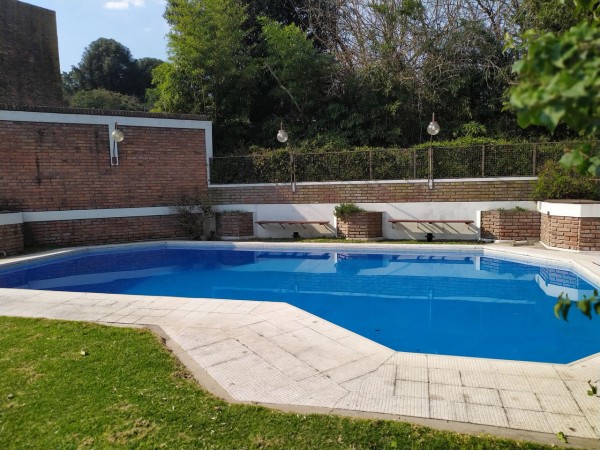 HERMOSO CHALET  5 AMB. PISCINA/PARQUE  (BARRIO LOS NOGALES)