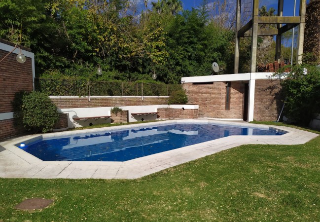 HERMOSO CHALET  5 AMB. PISCINA/PARQUE  (BARRIO LOS NOGALES)