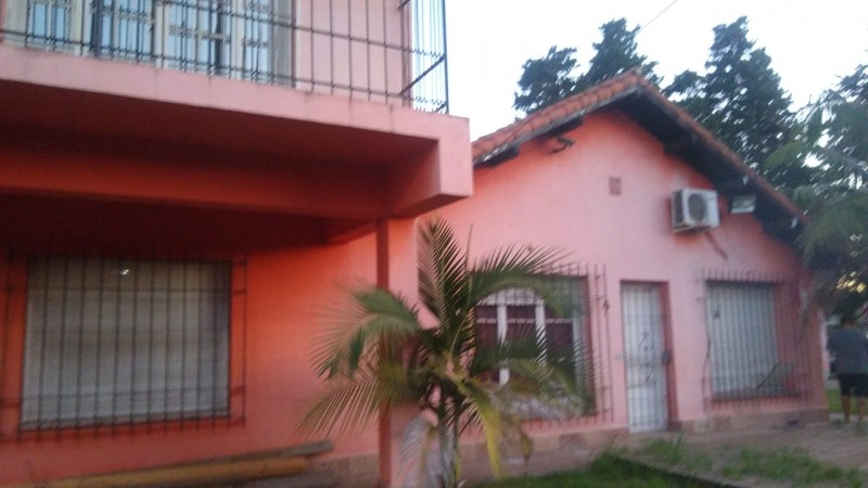 CHALET 4 AMB. 1.700 M2. C/PARQUE Y GARAGE