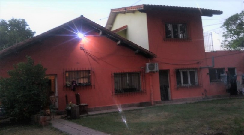 CHALET 4 AMB. 1.700 M2. C/PARQUE Y GARAGE