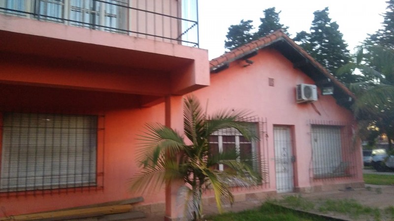 IMPORTANTE CHALET 4 AMB. 2.800 M2.C/ PARQUE/ QUINCHO/ PISCINA   