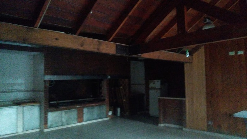 IMPORTANTE CHALET 4 AMB. 2.800 M2.C/ PARQUE/ QUINCHO/ PISCINA   