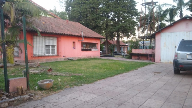 IMPORTANTE CHALET 4 AMB. 2.800 M2.C/ PARQUE/ QUINCHO/ PISCINA   