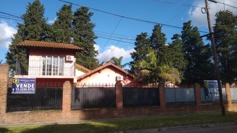 CHALET 4 AMB. 1.700 M2. C/PARQUE Y GARAGE