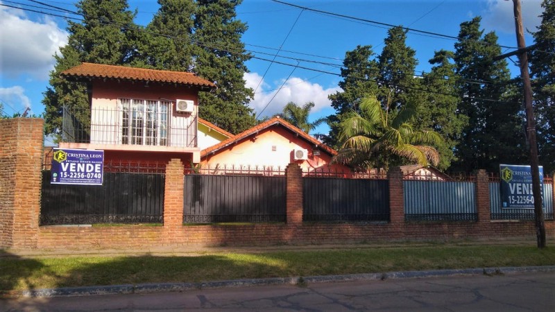 CHALET 4 AMB. 1.700 M2. C/PARQUE Y GARAGE