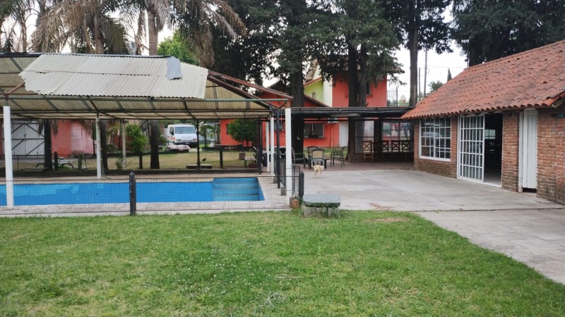 CHALET 4 AMB. 1.700 M2. C/PARQUE Y GARAGE