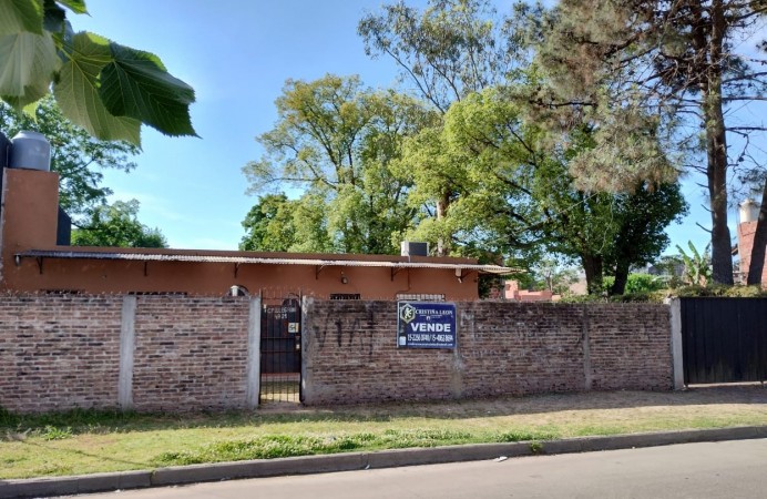 CASA AMERICANA DE 3 AMBIENTES CON PARQUE Y PISCINA. 