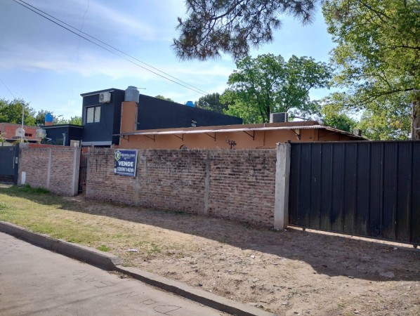 CASA AMERICANA DE 3 AMBIENTES CON PARQUE Y PISCINA. 