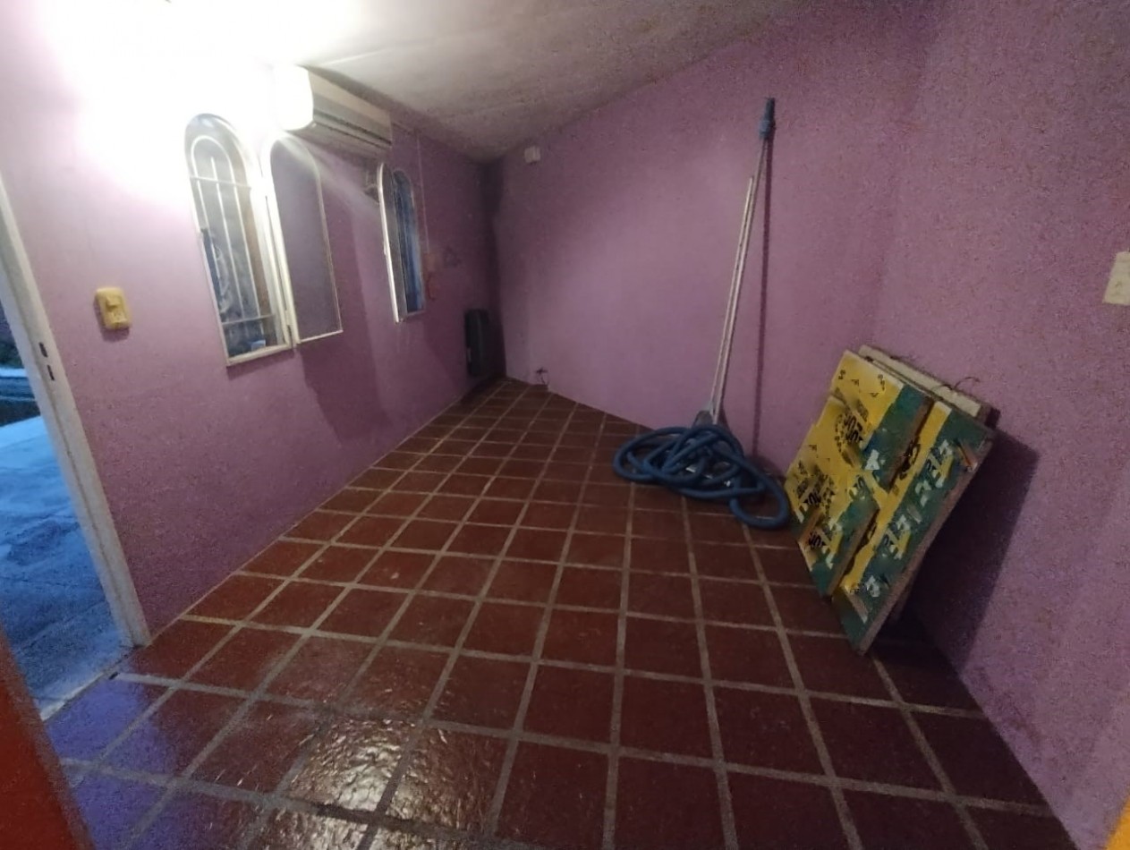 CASA DE   4 AMB.  LOTE  ESQUINA 300 M2.