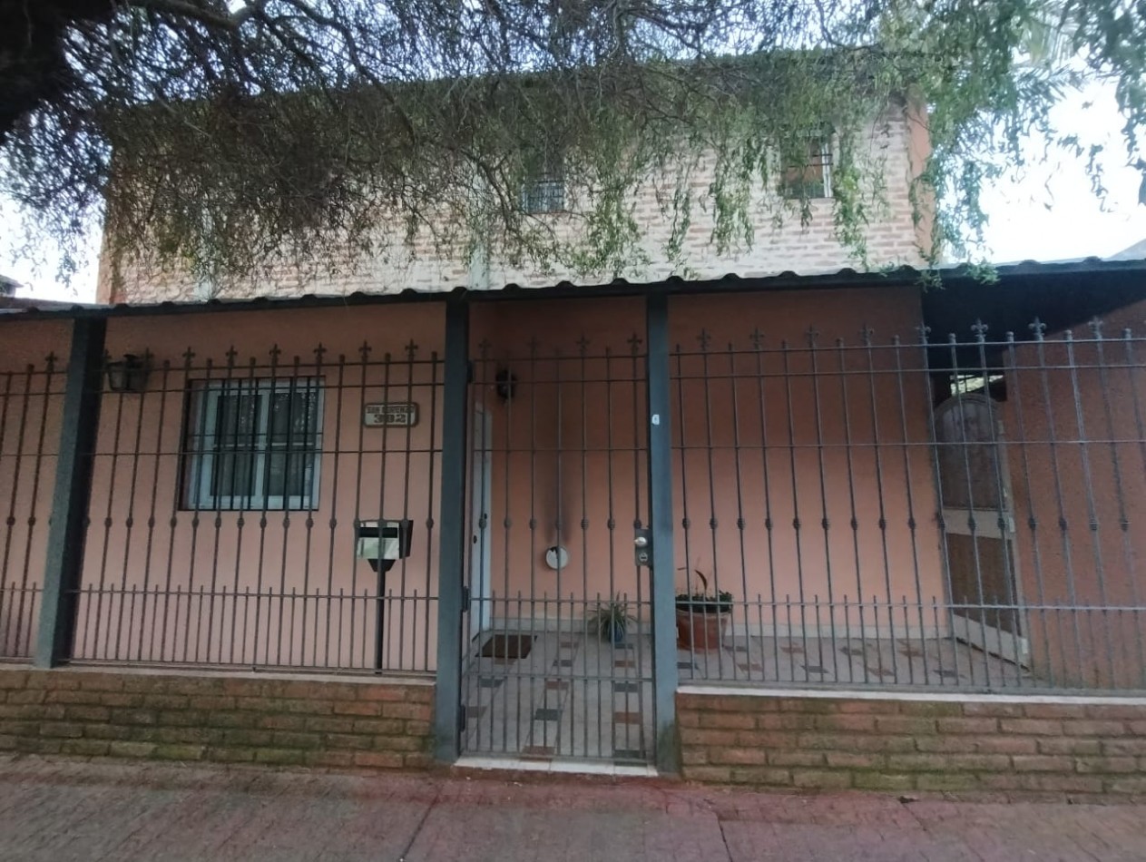 CASA DE   4 AMB.  LOTE  ESQUINA 300 M2.