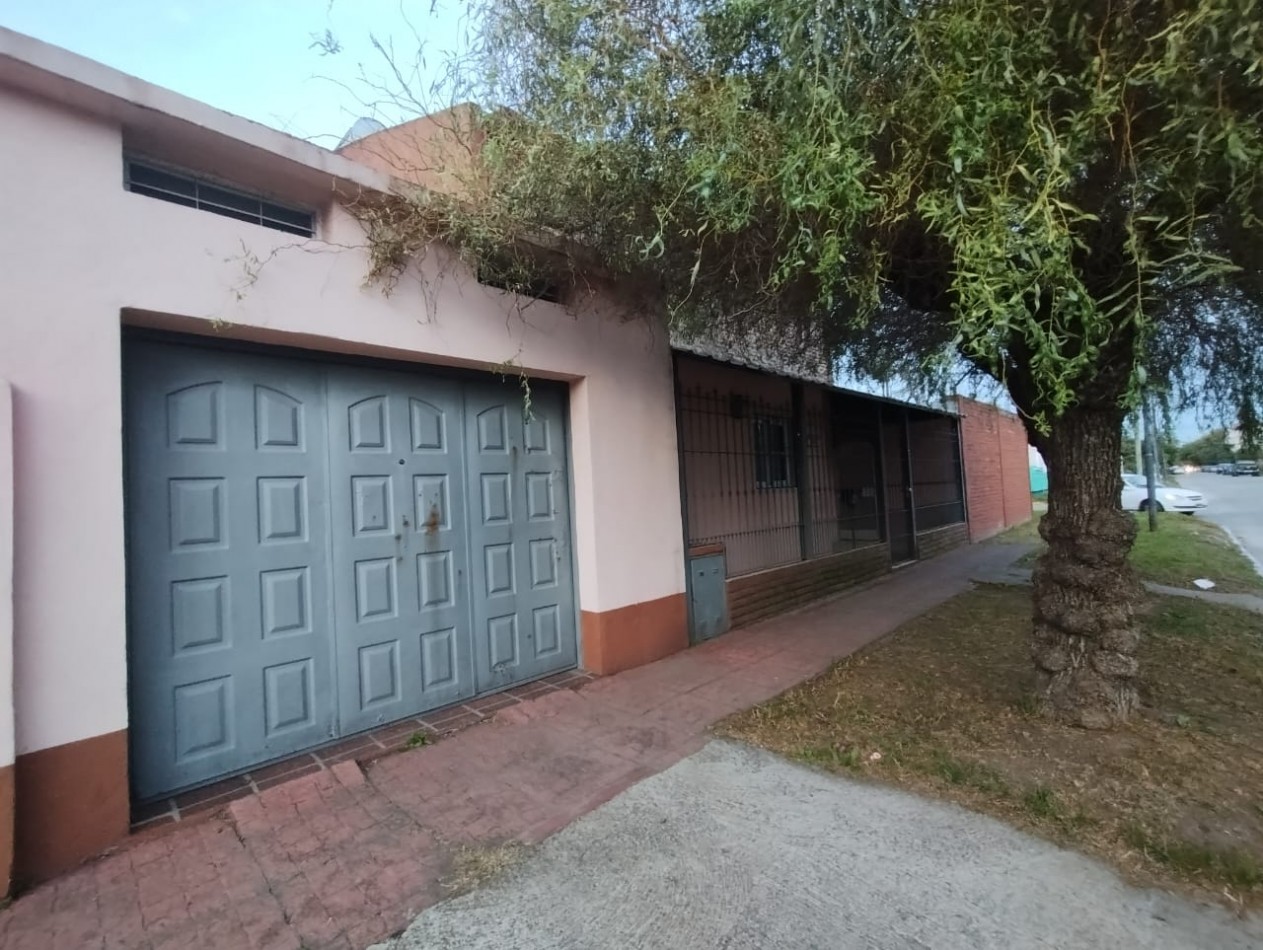 CASA DE   4 AMB.  LOTE  ESQUINA 300 M2.