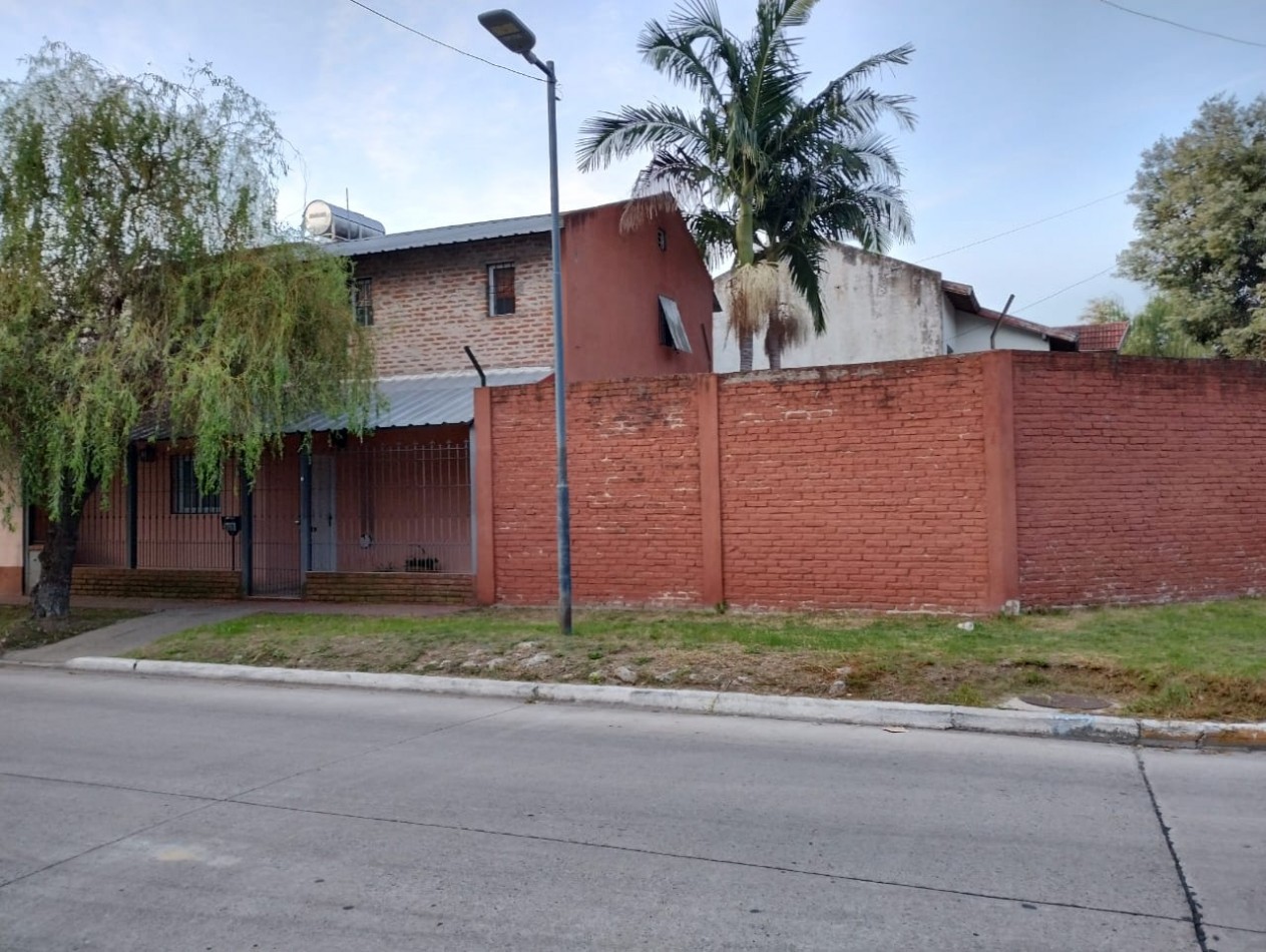 CASA DE   4 AMB.  LOTE  ESQUINA 300 M2.