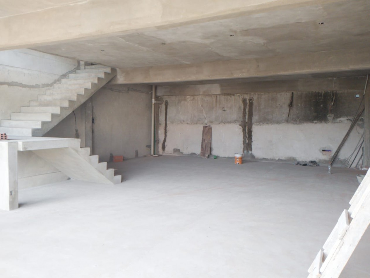 IMPONENTE  PROPIEDAD  LOSA  1300 M2.  3 PLANTAS C/ASCENSOR  (CTRO. LOS POLVORINES) 