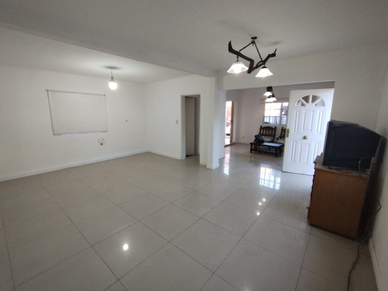 DUPLEX 3 AMB. C/ ENTRADA VEHICULAR Y GALPON CERRADO