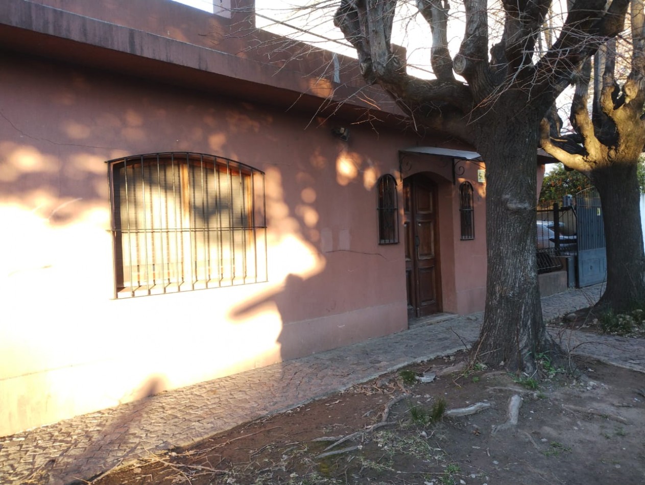 CASA 4 AMB.  JARDIN Y COCHERA   ( DON TORCUATO)