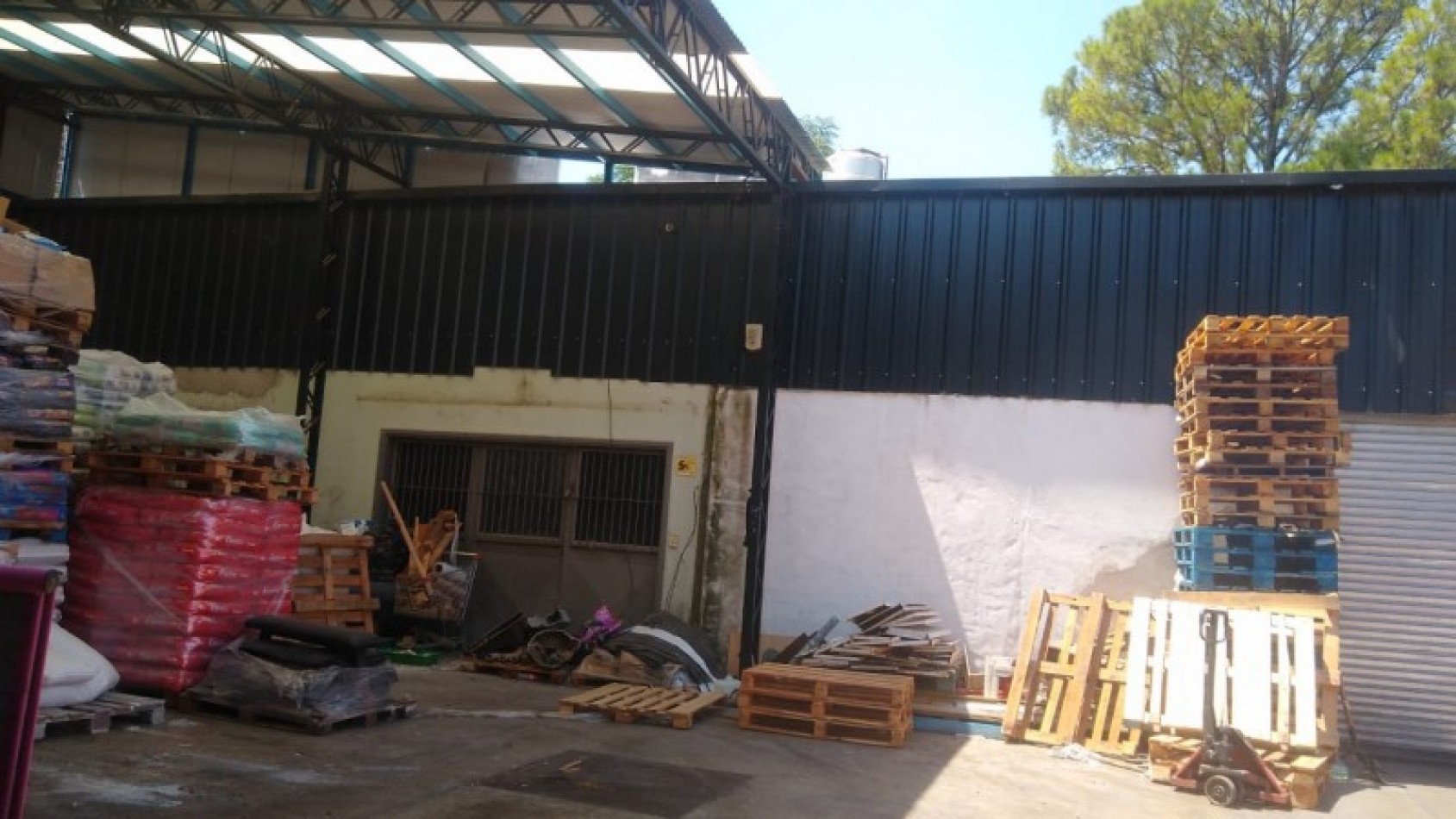 LOCAL 300 M2. C/ ENTREPISO / 2 GALPONES / ESPACIO AEREO P/ CONSTRUIR 2 PISOS/ LOTE 700 M2. 