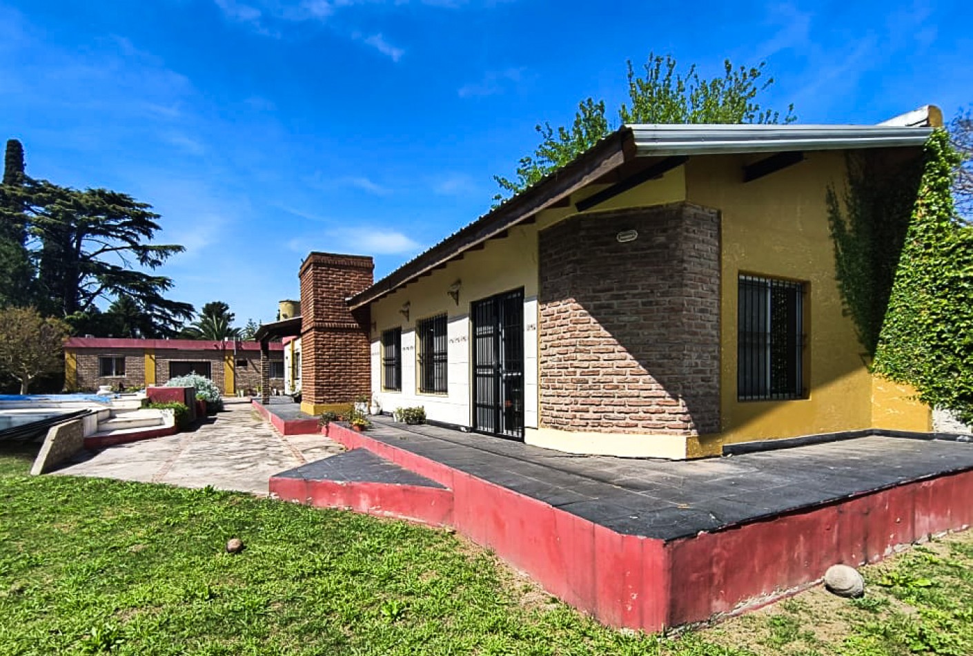 CASA 5 AMB. QUINCHO/ DEPENDENCIA DE SERVICIO/ PARQUE Y PILETA