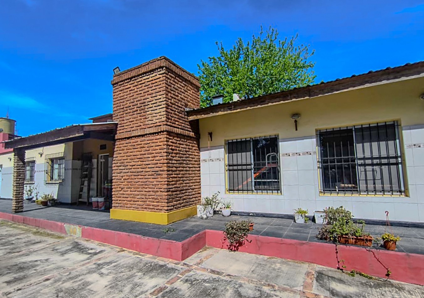 CASA 5 AMB. QUINCHO/ DEPENDENCIA DE SERVICIO/ PARQUE Y PILETA