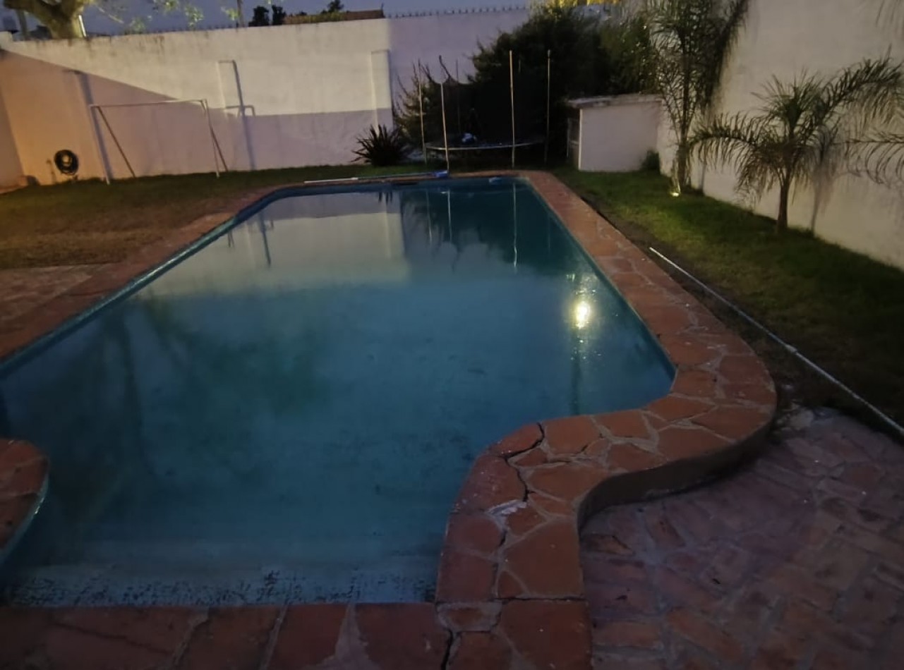 CHALET 3 AMB. 2 PLANTAS C/ PARQUE, PISCINA Y GARAGE P/2 AUTOS